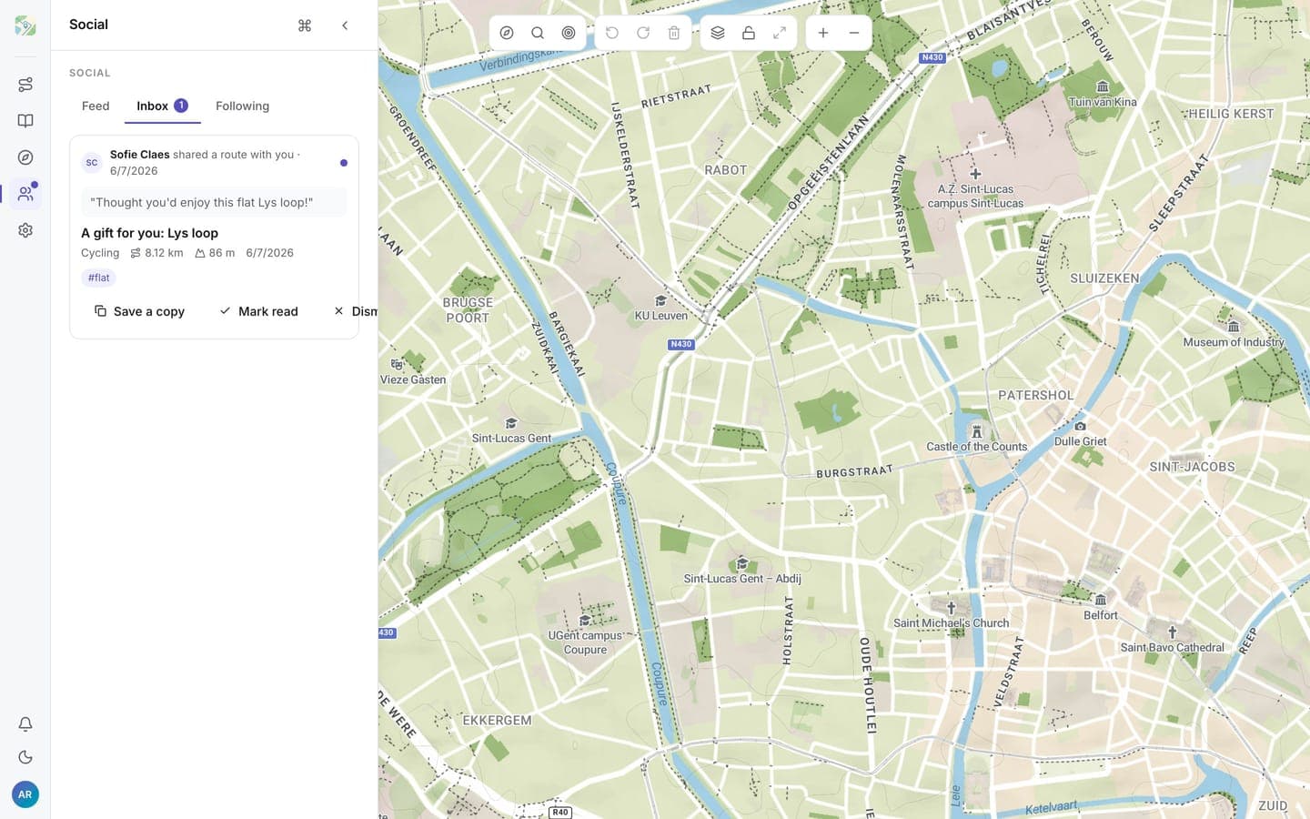 De Sociaal-inbox met een route die iemand je stuurde, met opslaan- en lees-acties